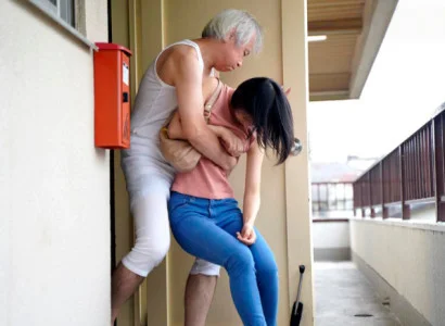 Cô vợ trẻ mới cưới bị bố chồng già hành hạ