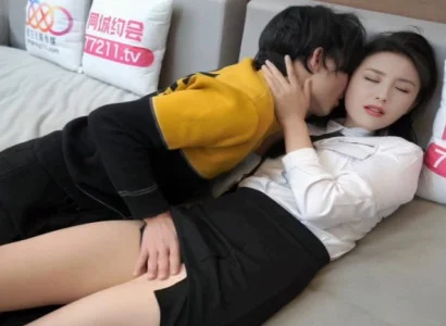 Cô thư ký xinh lén chiều sếp để đổi lấy tiền