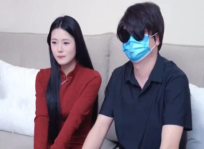 Một gã đang lén bỏ thuốc kích dục cho em đồng nghiệp uống