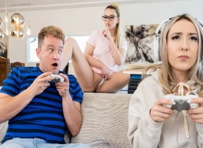 người con gái bỏ bê người yêu để chơi game nên bị bạn thân giành mất