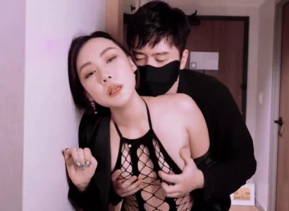 Người vợ bán thân cho sếp để trả các khoản nợ cho chồng