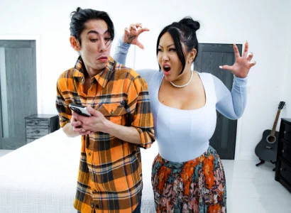 Anh con trai cho mẹ kế xăm trổ hàng múp đạt cực khoái