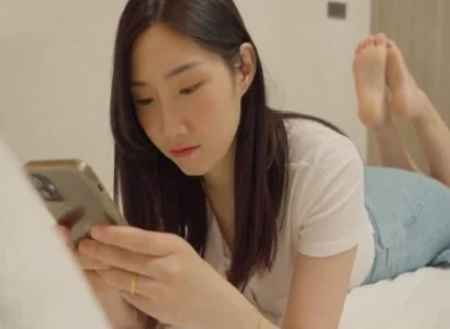 Cô vợ cặp kè với anh nhân viên giao hàng