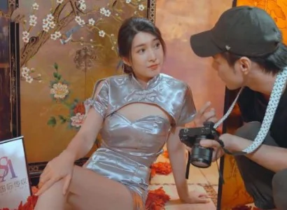Anh chàng thợ chụp phang cô người mẫu xinh đẹp trong studio